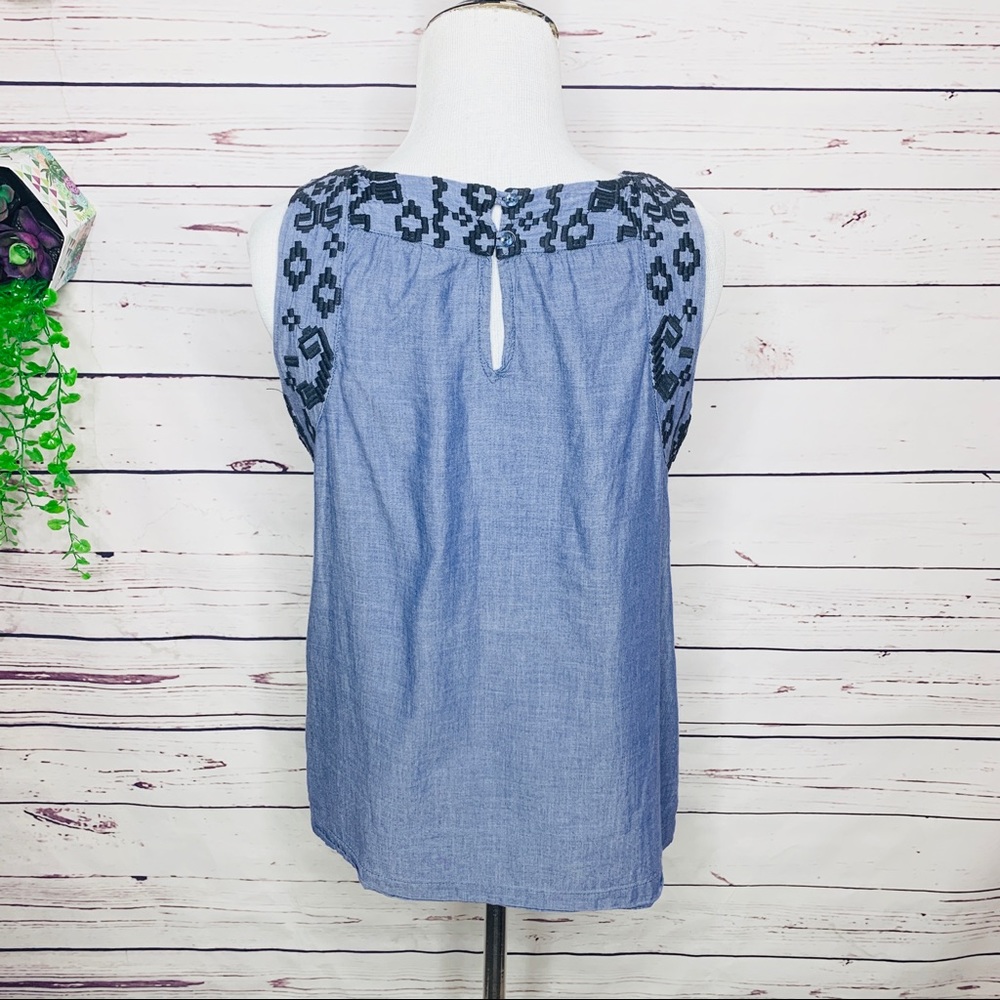 Old Navy Embroidered Blue Chambray Denim Sleeveless Casual Top Size Medium - Picture 6 of 8